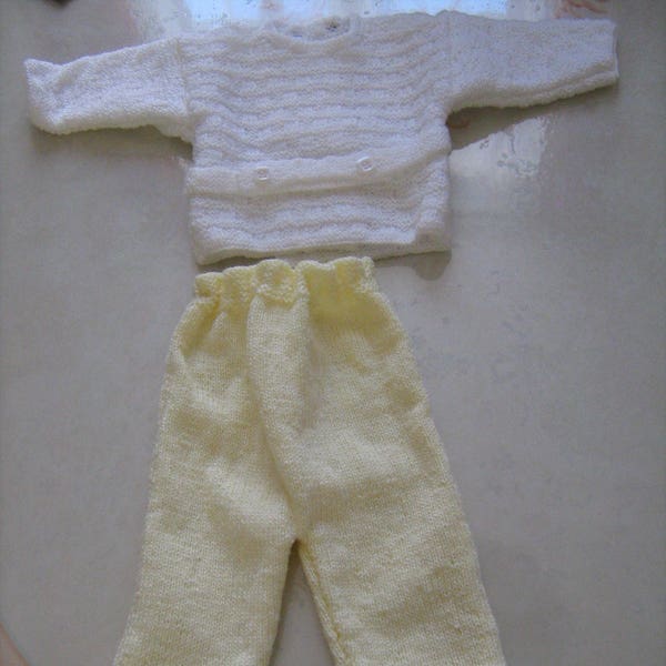 Ensemble brassière, pantalon et chaussons, jaune et blanc, tricoté à la main, taille naissance, pour bébé, layette, cadeau de naissance