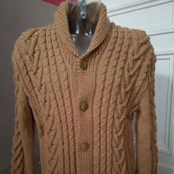 Veste pour homme, gilet beige, taille L, tricotée à la main, en acrylique, col châle, avec torsades, fermé par boutons