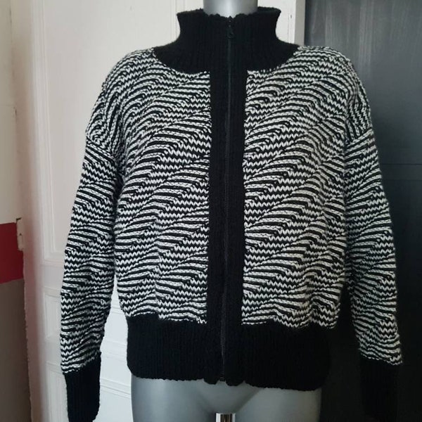 Blouson graphique noir et blanc, pour femme, taille XL, en acrylique, fermé par zip, col montant, fil français, tricoté à la main en France