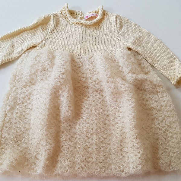 Robe écru, robe pour bébé, au crochet et tricot, taille 9 / 12 mois, bimatière, en coton et en mohair, manches longues, jupe ajourée, unique