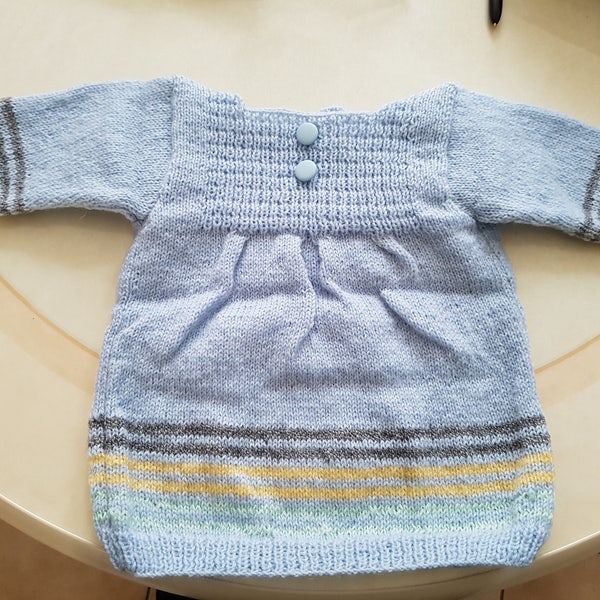 Robe bleue pour bébé, taille 3 mois, au tricot, fait à la main, avec rayures et boutons, bleu ciel, en laine et acrylique, layette fille