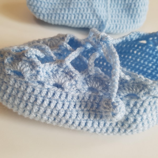 Chaussons à lacets bleus, au crochet, pointure 25, faits à la main, en acrylique, pour la maison, pour l'été, pièce unique