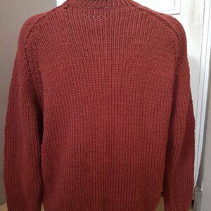 Pull pour homme, col roulotté, taille 48 / 50 ou XL, tricoté à la main, couleur marron, pull grosses mailles, en laine, couleur marron image 3