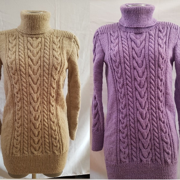 Robe pull en laine, robe pour femme, robe tricotée à la main, avec torsades façon pull irlandais, beige, rose, grosse maille, col roulé