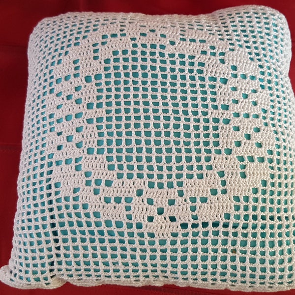 Coussin au crochet, fait à la main, au point de filet avec couronne, couleur blanc sur fond bleu turquoise, en coton, déco maison, shabby