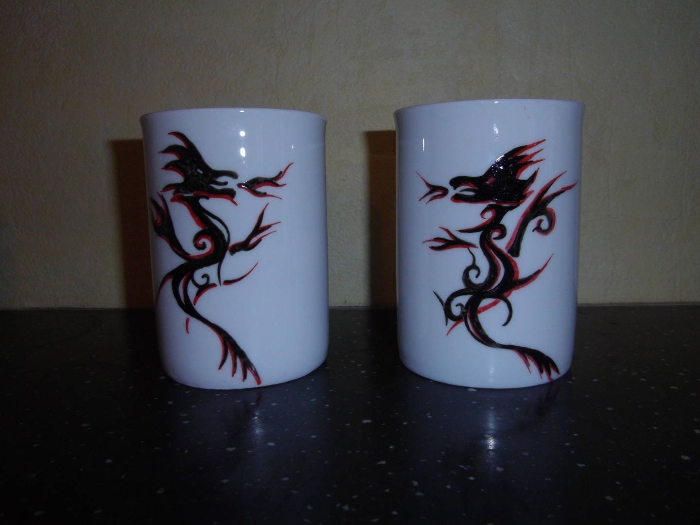 Lot de 2 Mugs Droit Dragon Rouge & Noir en Porcelaine Peints à La Main