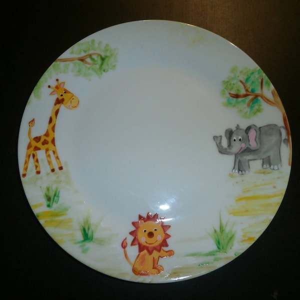 assiette plate en porcelaine de Limoges peinte éléphant giraffe et lion