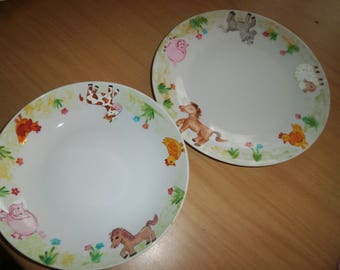 Assiettes plate et creuse porcelaine peinte motif poneys, vache, mouton, cochon, poules