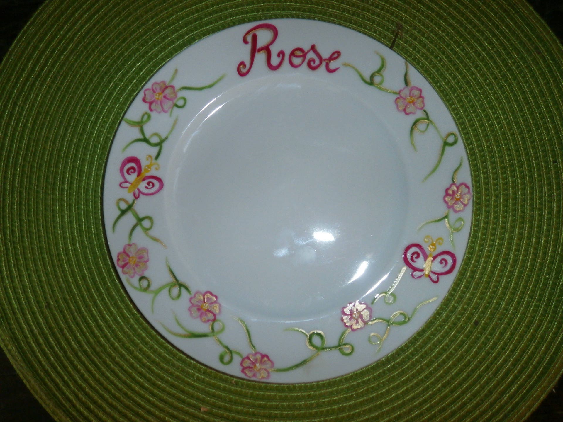 Assiette Porcelaine Peinte Personnalisée Motif Fleur Rose et Or Entrelacs Vert Or