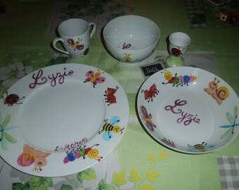 service 5 pièces porcelaine peint personnalisé motif au choix ( 2 assiettes, bol, timable, coquetier)