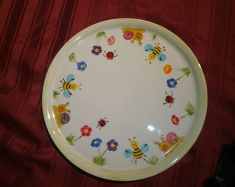 plat rond en porcelaine de Limoges peint à la main motif coccinelle abeille fleur