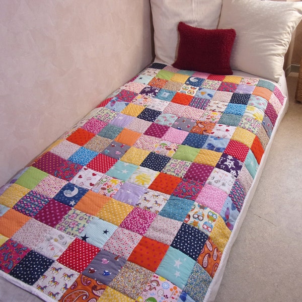 Couverture patchwork imprimés multicolores pour enfant - Tapis de jeu patchwork multicolore - 155x105cm