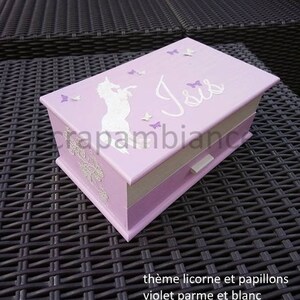 boîte à bijoux personnalisé en bois, coffret à bijoux, organisateur à bijoux: PARME ET BLANC thème licorne et papillons