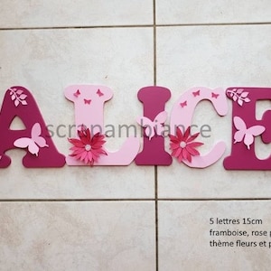 carta de nombre de madera / decoración de la habitación del niño y del bebé / nombre de madera / carta para pegar / regalo de nacimiento con tema de mariposas y flores