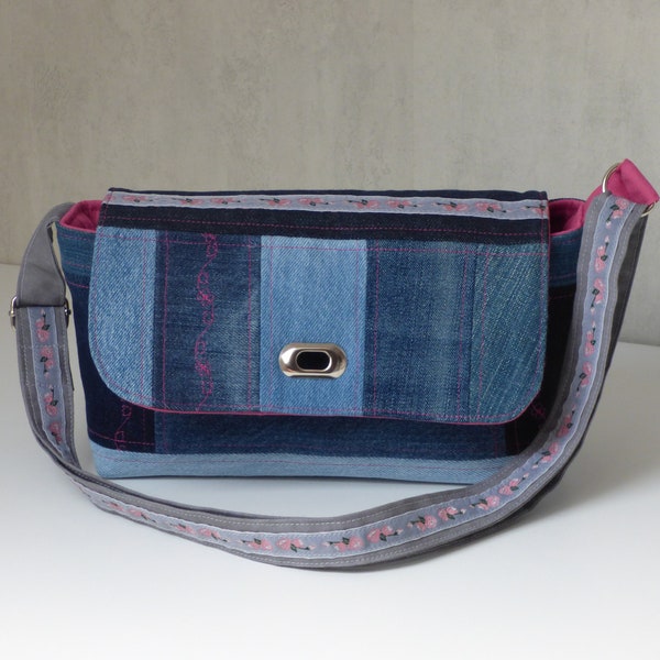 Mininel : petit sac à main en jean bleu  patchwork Mini-cabanel en bandoulière  Fraises