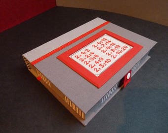 La boîte de la maîtresse avec broderie table de multiplication