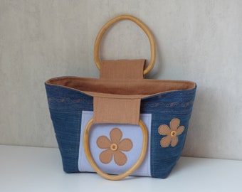 Petit panier en jean patchwork bleu, caramel et anses en rotin