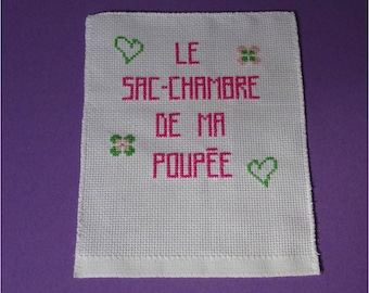 Broderie main sur toile aïda blanche  "le sac-chambre de ma poupée"