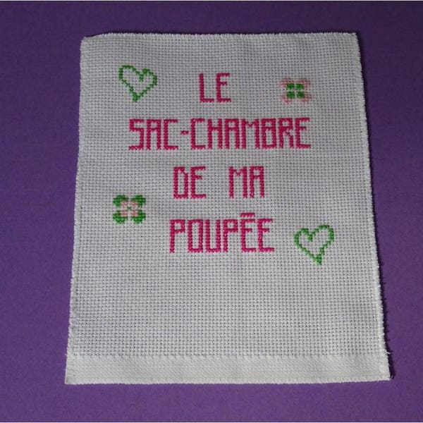 Broderie main sur toile aïda blanche  "le sac-chambre de ma poupée"