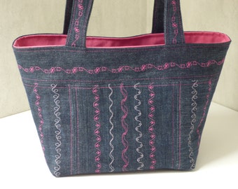 Petit panier en jean noir recyclé avec broderies roses