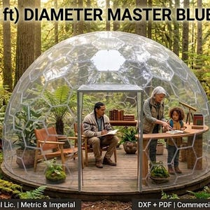 Puede incluir: Una estructura de cúpula geodésica transparente de 4m de diámetro, con un patrón de marco hexagonal y una entrada rectangular. El interior incluye muebles de madera, un escritorio y sillas. El texto dice 4m (13.1ft) DIAMETER MASTER BLUEPRINTS.