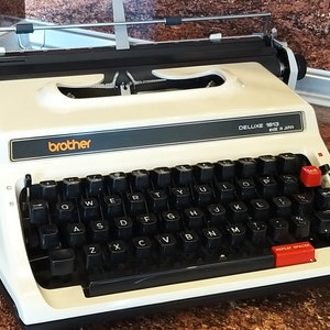 Working typewriter Vintage 1978 typewriter Brother Deluxe 1613 Japanese typewrite Collectibles collectors Portable typewriter Antique
