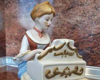 Vintage music box Porcelain figurine Porcelain music box Collectable figurine Rotating musical box Home Sweet Home Gift for her Musical gift