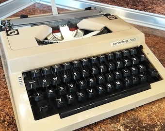 Macchina da scrivere Privileg 160 vintage: portatile tedesca retrò color crema, 1972