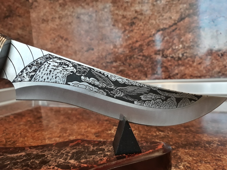 Graverad jaktkniv, handgjord örnklinga, displayställ bild 6