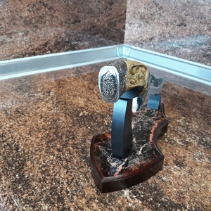 Graverad jaktkniv, handgjord örnklinga, displayställ bild 9