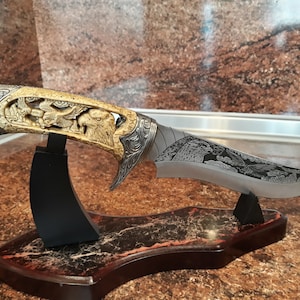 Graverad jaktkniv, handgjord örnklinga, displayställ bild 4