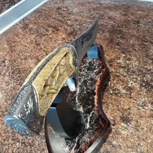Graverad jaktkniv, handgjord örnklinga, displayställ bild 10