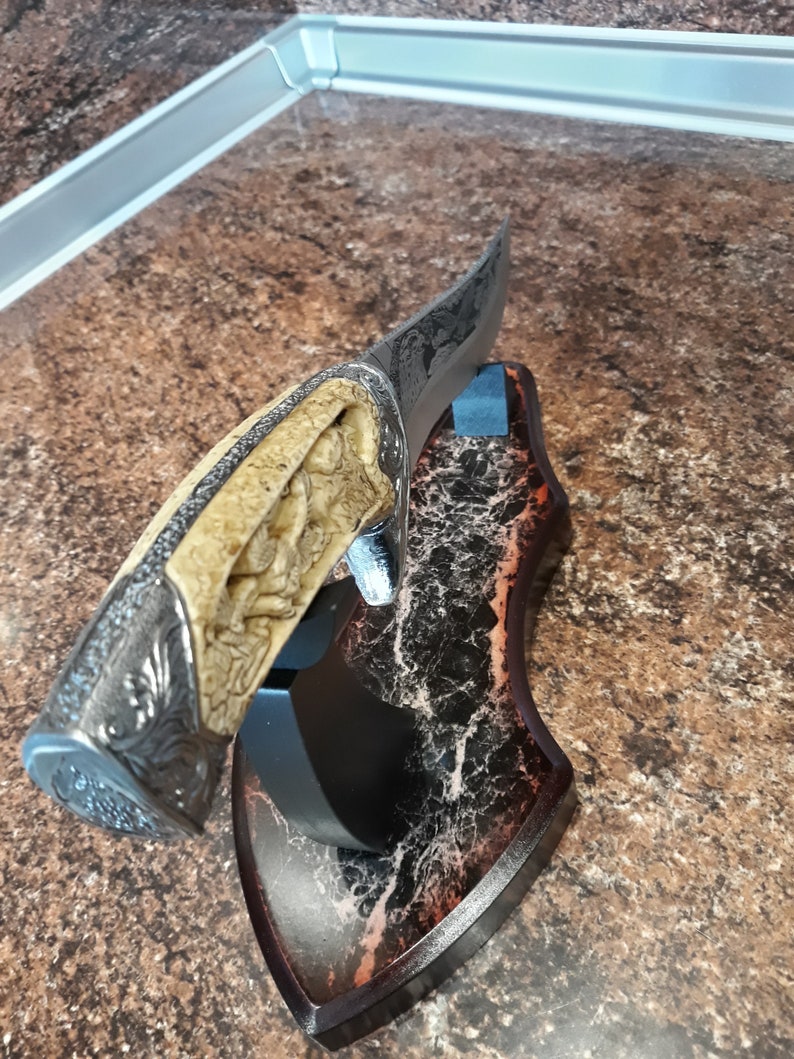 Graverad jaktkniv, handgjord örnklinga, displayställ bild 10