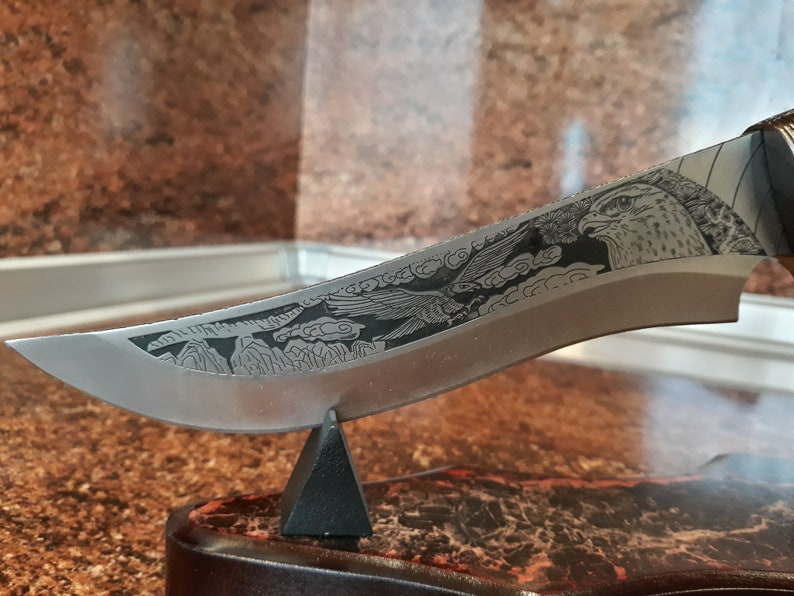 Graverad jaktkniv, handgjord örnklinga, displayställ bild 3
