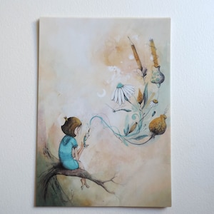 Grande carte postale. Illustration issue d'un livre pour enfant. Une petite fille princesse a une fleur qui se transforme en crayons fleuris