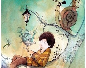 Grande carte postale - Illustration a l'aquarelle issue d'un livre pour enfant, avec un petit garçon rêveur, un lampadaire et un escargot