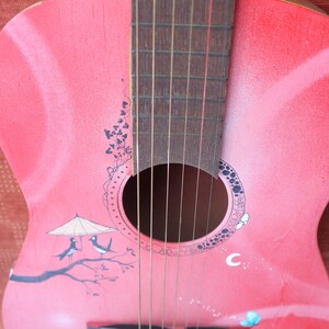 Guitare. Guitare rouge peinte et illustrée. Un couple d'oiseaux sous leur parapluie discutent sur une branche. image 5