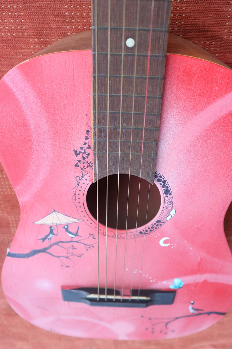 Guitare. Guitare rouge peinte et illustrée. Un couple d'oiseaux sous leur parapluie discutent sur une branche. image 5