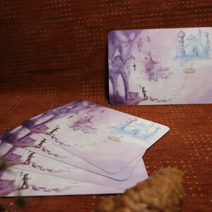 Carte postale. Image, illustration violette d'un petit enfant en voyage avec baluchon dans un univers imaginaire, qui rencontre un majordome