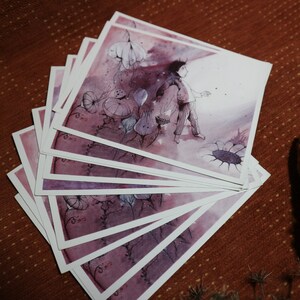 Carte postale. Image, illustration violette d'un petit enfant en voyage dans un univers imaginaire blanc violet, fleuri, abstrait, étrange..