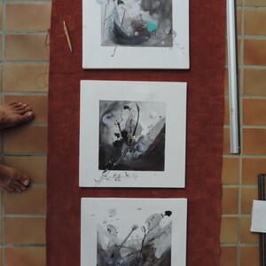 Peinture noir et blanc, à l'aquarelle et encre de Chine. Illustration d'un musicien contrebassiste mélancolique et d'une branche d'arbre. image 8