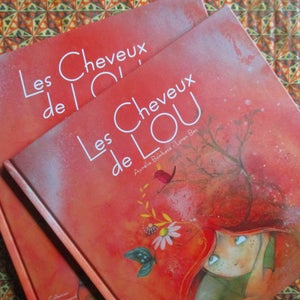 Livre jeunesse illustré - Les cheveux de lou - Ecrit par Aurélie Bombace, illustré par Loren Bes. Livre sur l'acceptation de la différence.