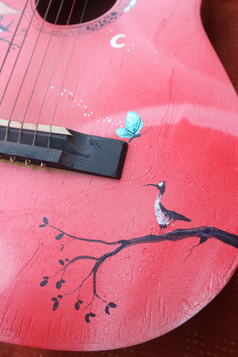 Guitare. Guitare rouge peinte et illustrée. Un couple d'oiseaux sous leur parapluie discutent sur une branche. image 4