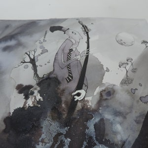 Peinture noir et blanc, à l'aquarelle et encre de Chine. Illustration d'un musicien contrebassiste mélancolique et d'une branche d'arbre. image 6