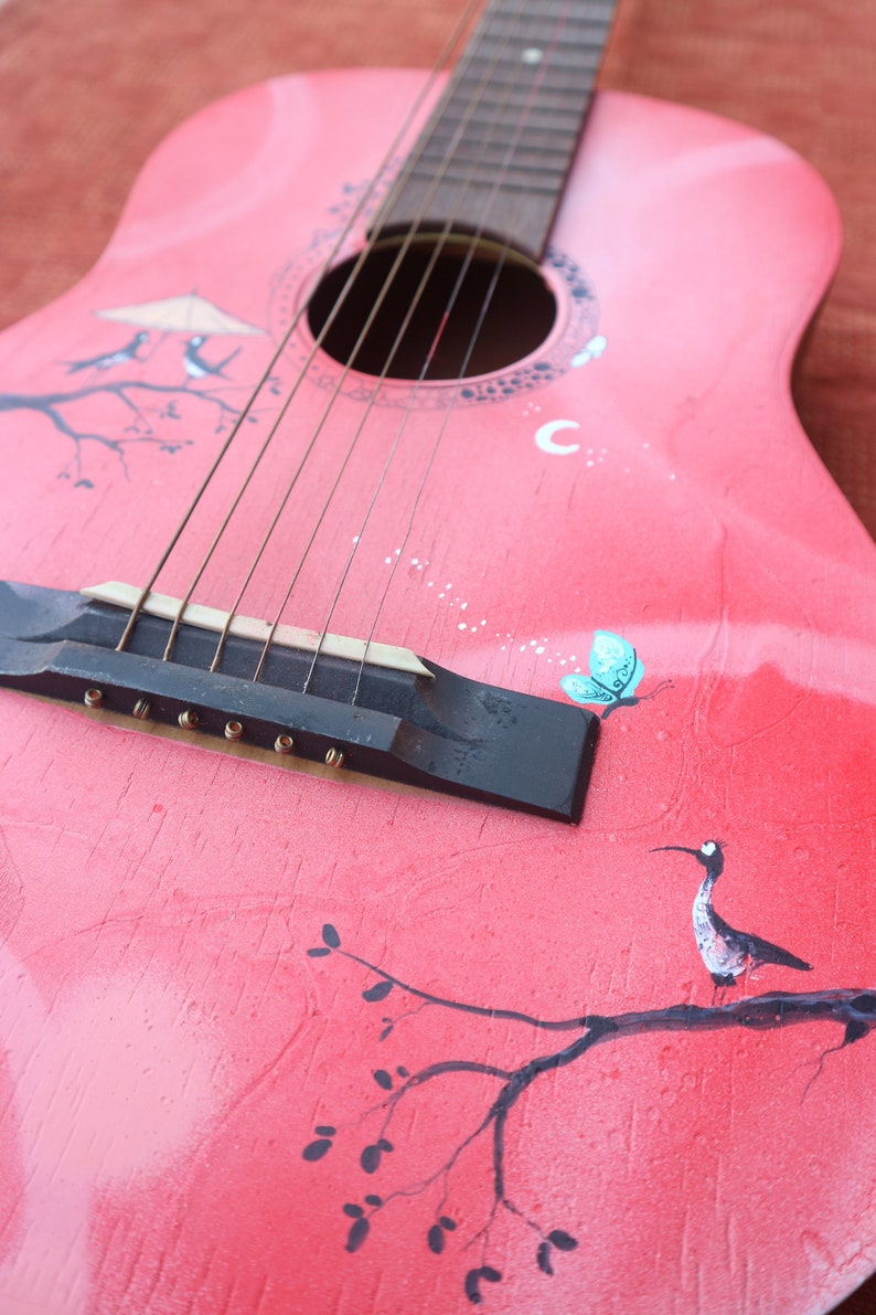 Guitare. Guitare rouge peinte et illustrée. Un couple d'oiseaux sous leur parapluie discutent sur une branche. image 2