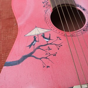 Guitare. Guitare rouge peinte et illustrée. Un couple d'oiseaux sous leur parapluie discutent sur une branche. image 3