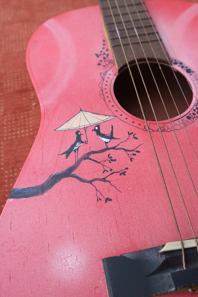 Guitare. Guitare rouge peinte et illustrée. Un couple d'oiseaux sous leur parapluie discutent sur une branche. image 3