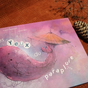 Livre pour enfants en français. Album jeunesse illustré. Titre:"Les yeux du parapluie". L'histoire d'un petit garçon caché sous un parapluie