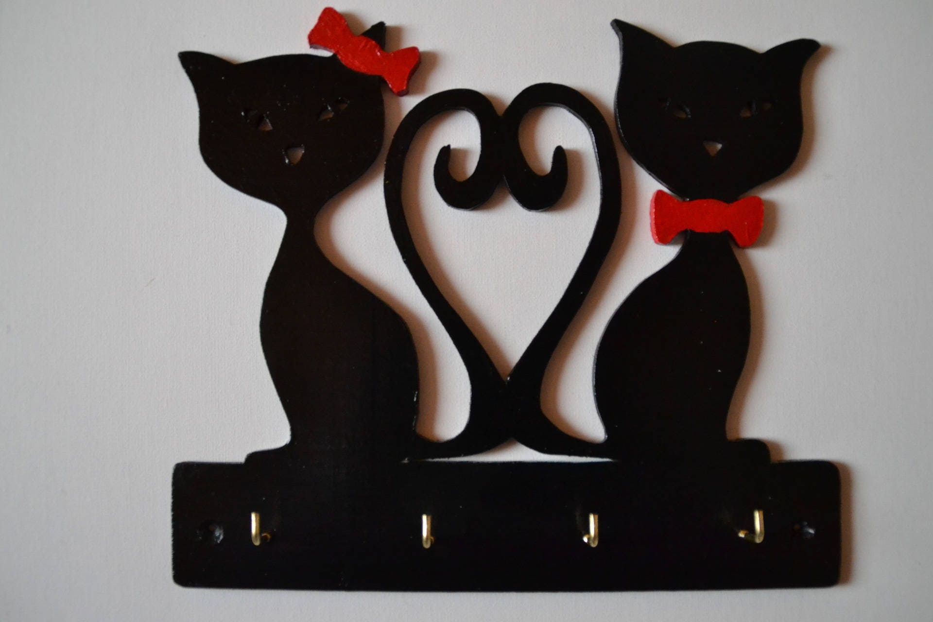 Déco Porte-Clés Mural en Bois Peint Modèle Coeur de Chats Numéro 2