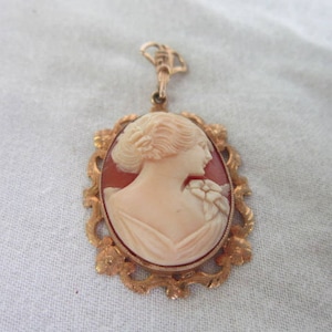 Real Shell Cameo with Fancy 10 K Yellow Gold Setting Necklace Pendant